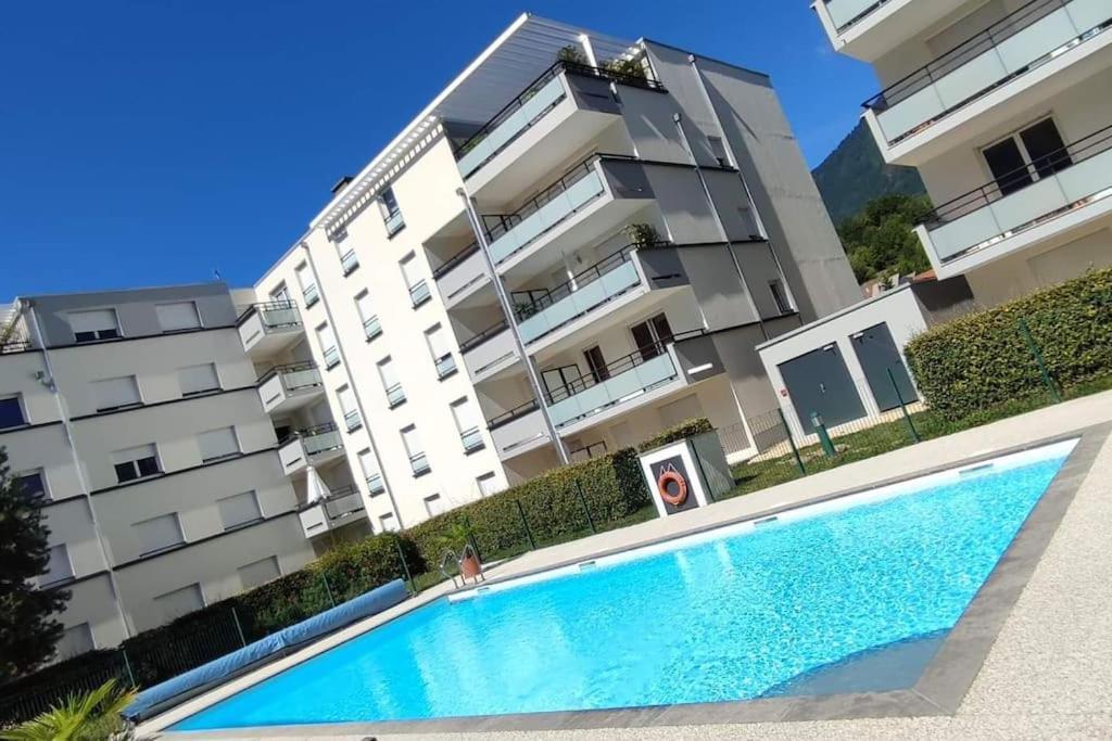 Superbe Appartement En Residence Avec Piscine. Albertville Luaran gambar